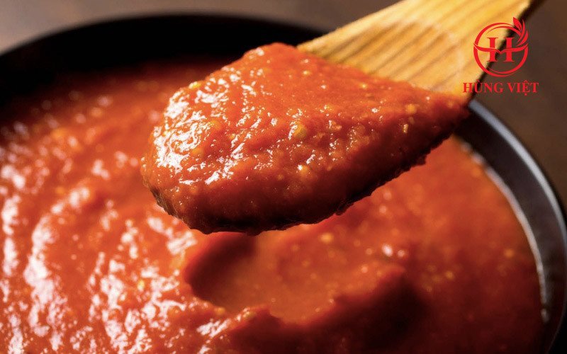 Bát nước sốt cà chua sánh mịn cho món bánh mì chảo