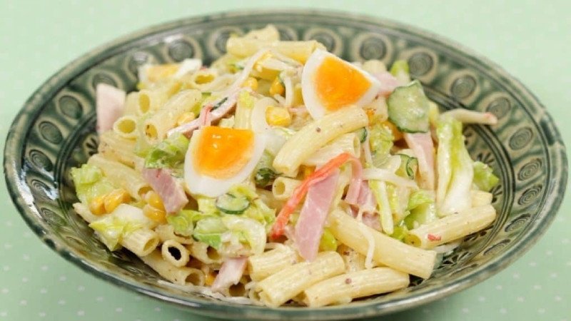 Bát salad nui với rau xanh và cà chua