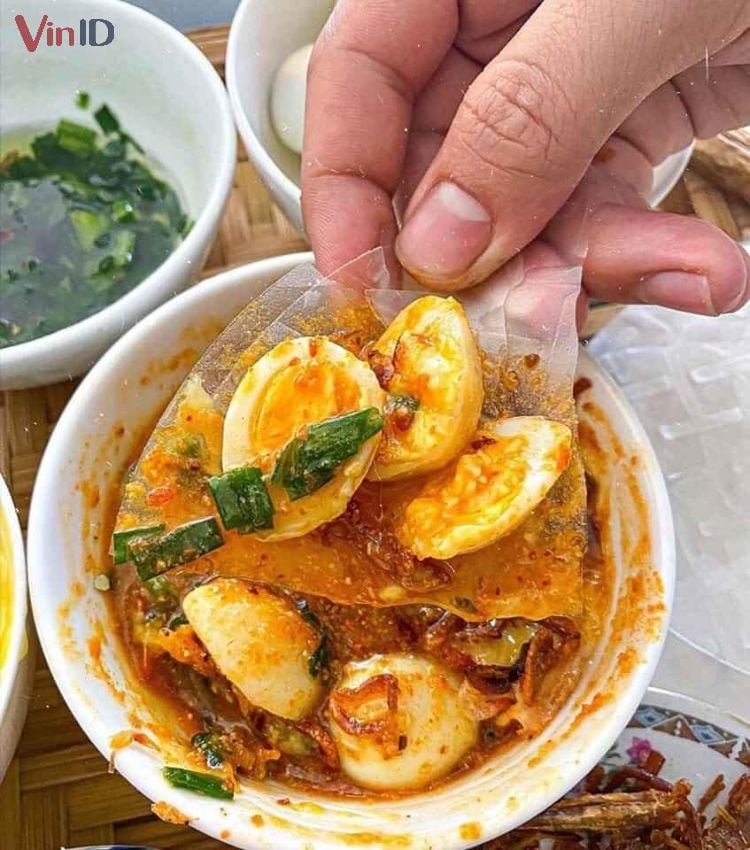 Bát sốt sa tế tắc vàng óng, hấp dẫn, chuẩn vị cho món bánh tráng trộn.