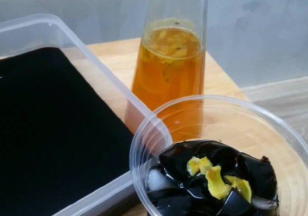 Bát sương sáo đơn giản với nước đường và đá lạnh