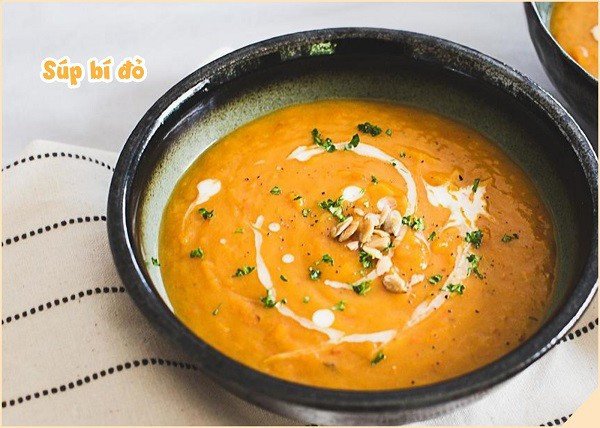 Bát súp bí đỏ sữa tươi vàng óng