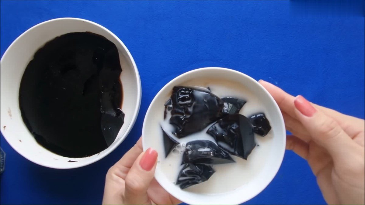 Bát thạch sương sáo đen thanh mát đã hoàn thành, sẵn sàng thưởng thức trong ngày hè.