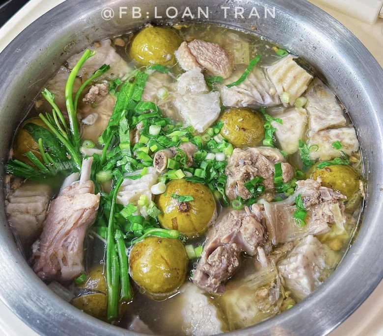 Bát vịt om sấu nóng hổi sẵn sàng để ăn bún