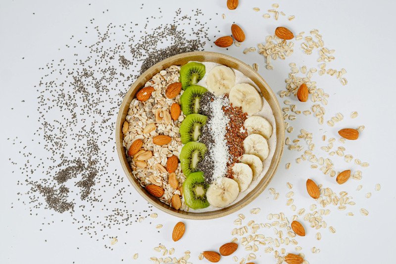 Bát yến mạch với hoa quả tươi, minh họa bữa ăn nhẹ lý tưởng trước khi tập để cung cấp năng lượng và hỗ trợ mục tiêu giảm cân.