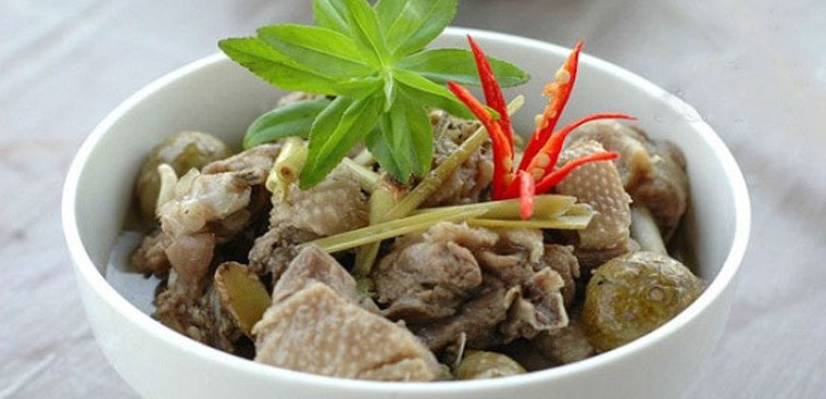 Bày trí lẩu vịt om sấu và các món nhúng kèm