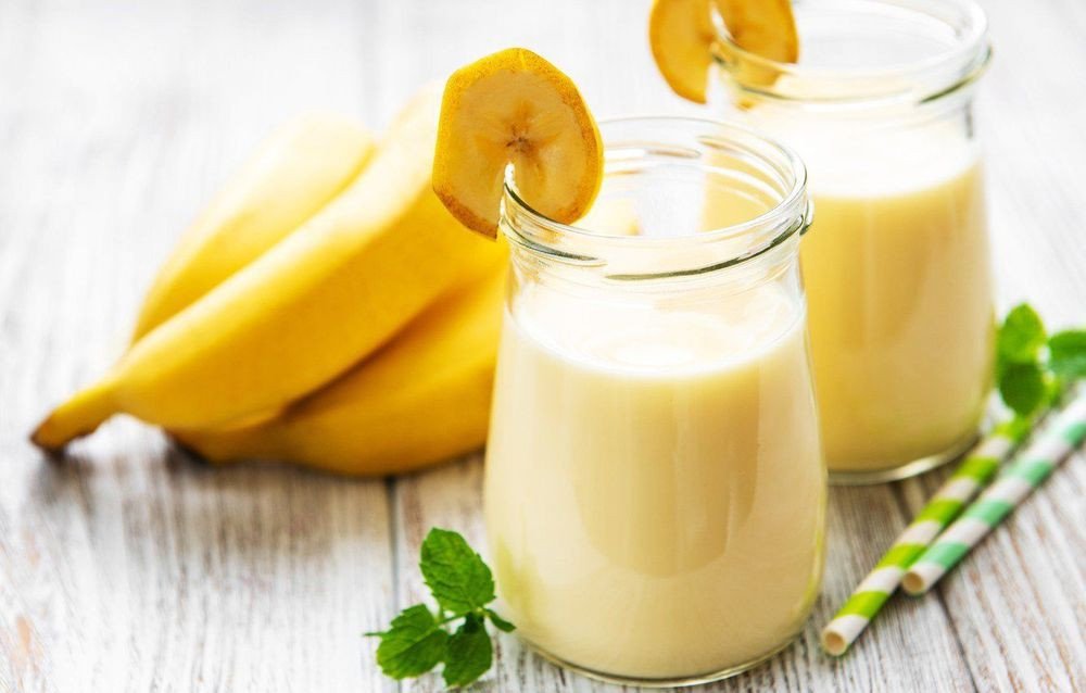 Bé gái đang thưởng thức chuối ta, nguồn năng lượng tự nhiên và dinh dưỡng.