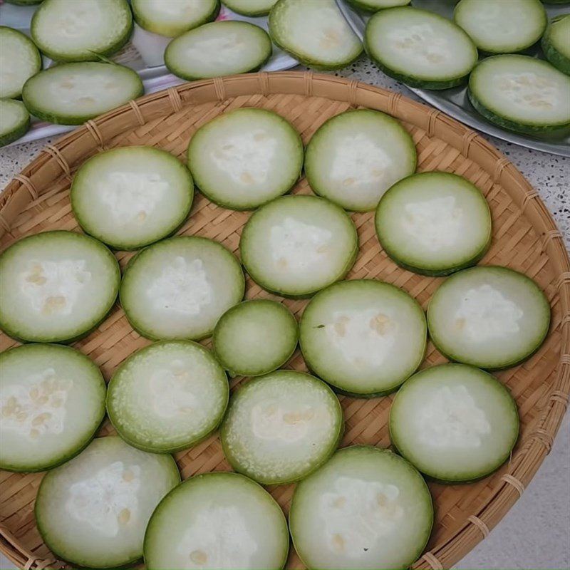 Bí đao đã được thái lát mỏng và phơi khô dưới nắng, bước chuẩn bị quan trọng trong cách nấu trà bí đao hạt chia.