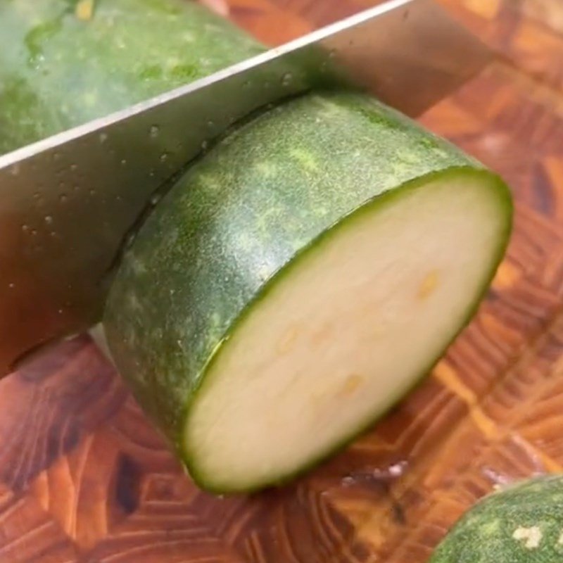 Bí đao được cắt khúc và loại bỏ phần ruột để đảm bảo nước trà không bị chua, bước quan trọng trong cách nấu trà bí đao.