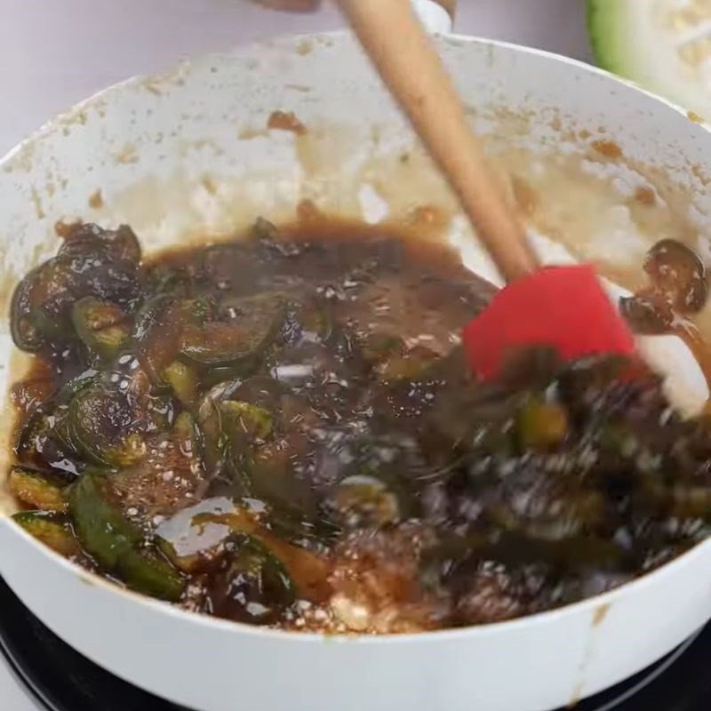 Bí đao tươi thái lát mỏng đang được xên cùng đường trên chảo chống dính, tạo thành sốt sánh mịn