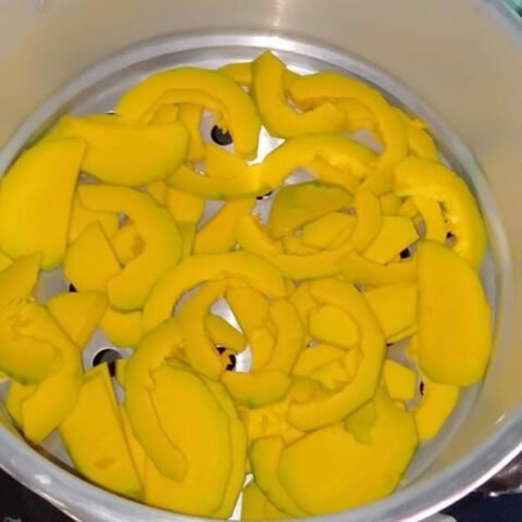 Bí đỏ được cắt miếng và hấp chín mềm để làm bánh