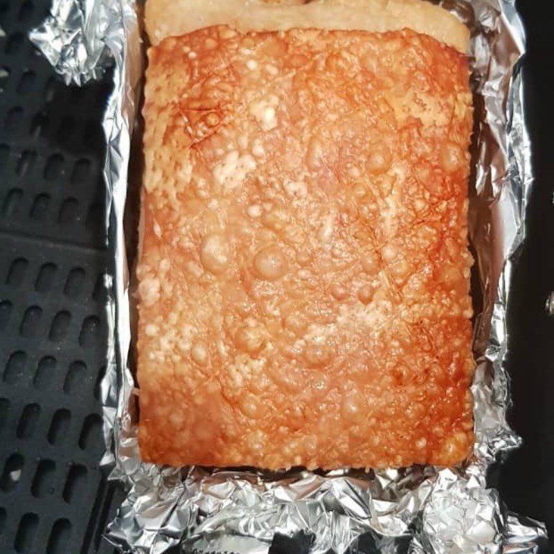 Bì heo được phủ muối sau khi nướng sơ bộ