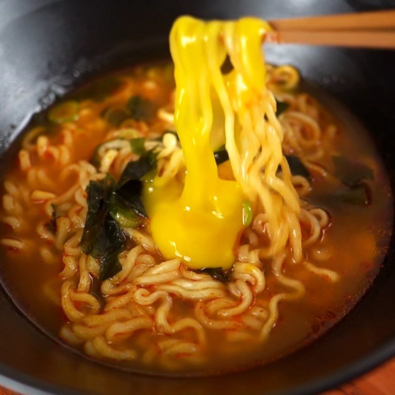 Bí kíp nấu mì trứng sống độc đáo