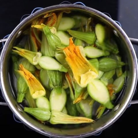 Bí nụ được trụng sơ trong nước sôi