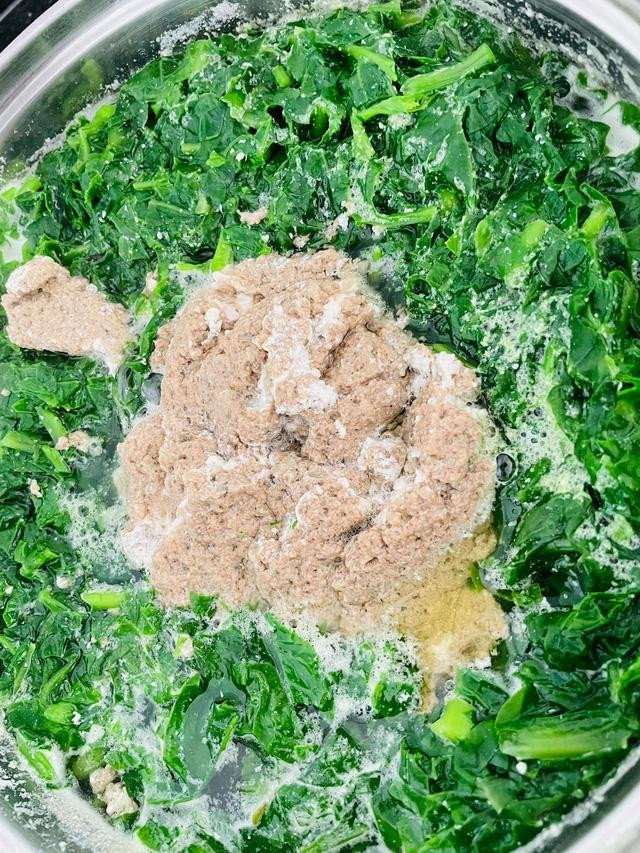 Bí quyết đơn giản để có gạch cua nổi mảng tự nhiên trong món riêu cua đồng.