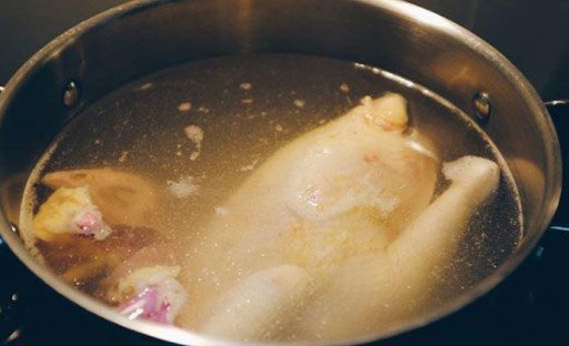 Bí quyết luộc gà cùng gia vị cho nước dùng phở gà ngọt thanh