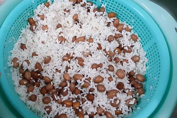 Bí quyết trộn nếp với dầu ăn để xôi đậu phộng nấu bằng nồi cơm điện được tơi xốp, bóng bẩy.