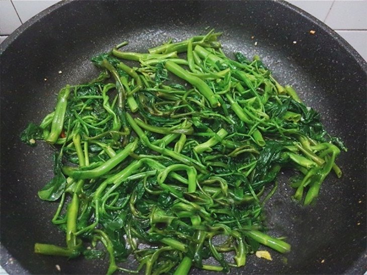Bí quyết xào rau muống với thịt để rau không bị đen