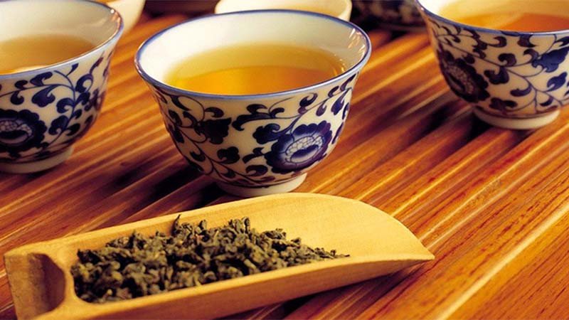 Biểu tượng cảnh báo hoặc hình ảnh nhắc nhở về những lưu ý quan trọng khi thưởng thức trà ô long, đặc biệt về tác dụng phụ