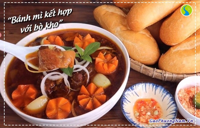 Bò kho ăn kèm bánh mì nóng giòn