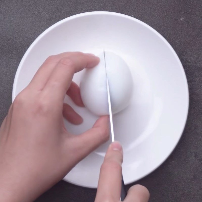 Bóc vỏ trứng lòng đào sau khi ngâm nước lạnh