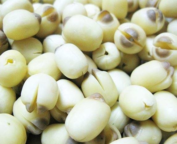 Bóc vỏ và loại bỏ tâm sen là bước sơ chế quan trọng cho món chè hạt sen ngon