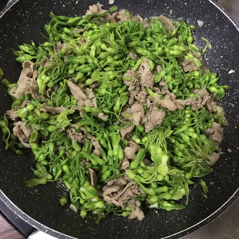 Bông thiên lý xanh mướt xào cùng thịt bò trên chảo