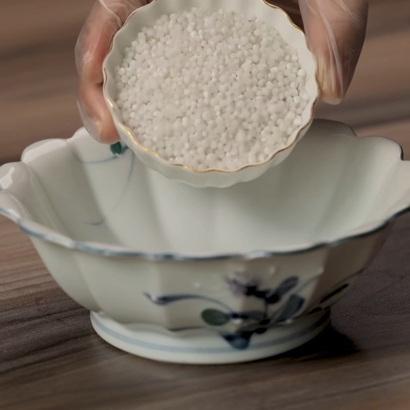 Bột báng đang được ngâm nở để làm chè chuối bột năng