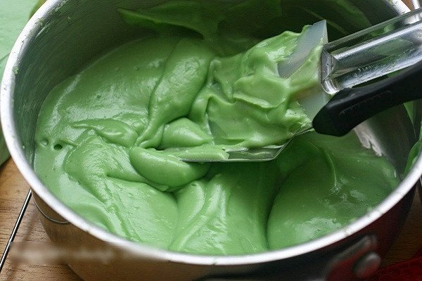 Bột bánh đúc lá dứa đã nấu sánh mịn trong khuôn chờ hấp