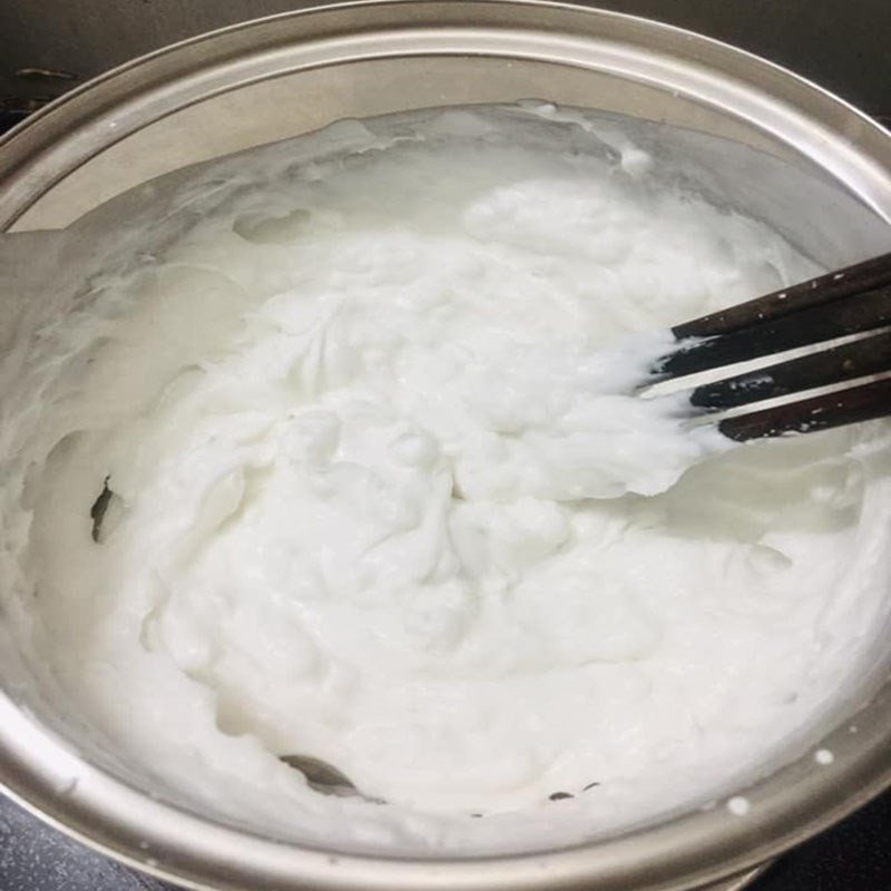 Bột bánh răng bừa được khuấy đều trên bếp