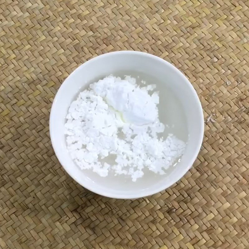 Bột bắp được hòa tan với nước, sẽ giúp chè cốm hạt sen có độ sánh mong muốn