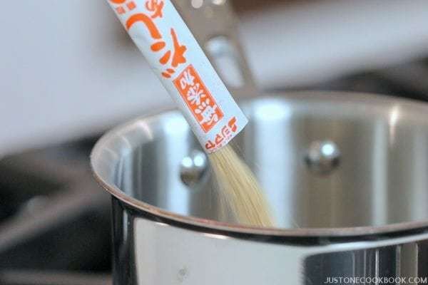 Bột dashi Nhật Bản giúp bạn nấu nước dùng mì udon nhanh chóng