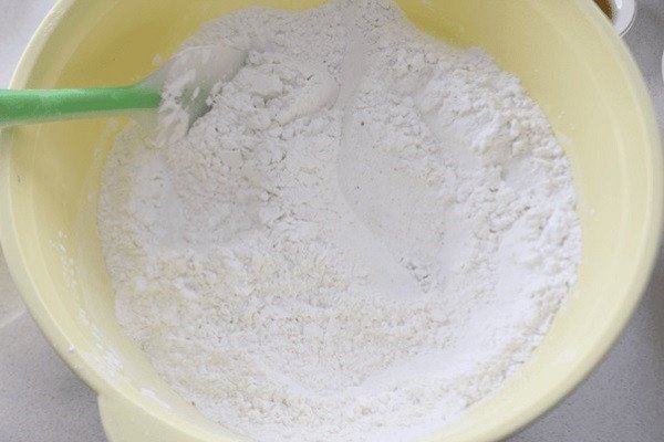 Bột gạo lọc chuẩn bị cho cách làm bánh giò ngon truyền thống