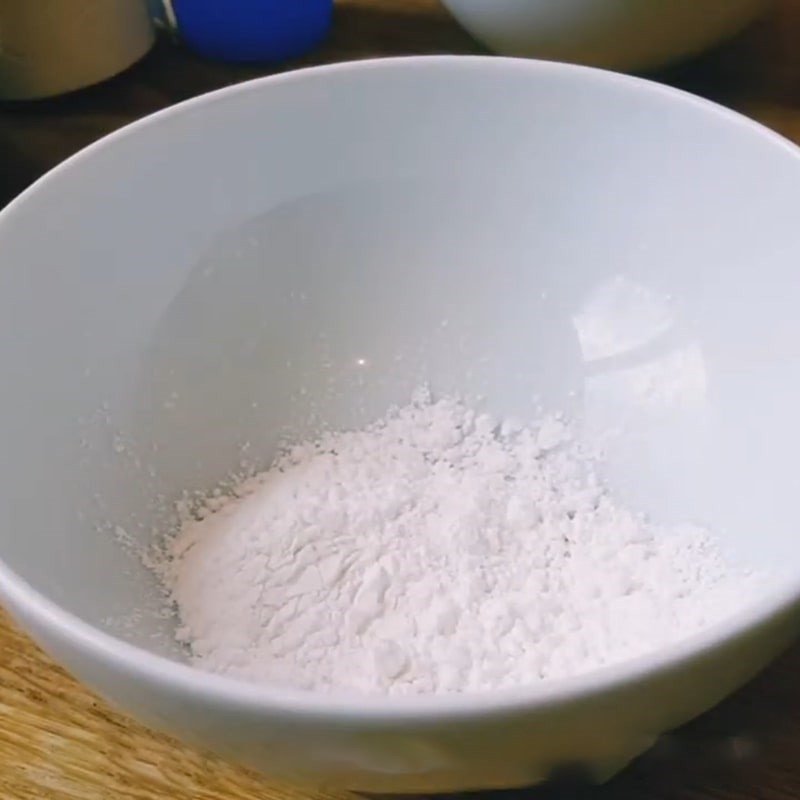 Bột năng được pha loãng với nước chuẩn bị cho món chè