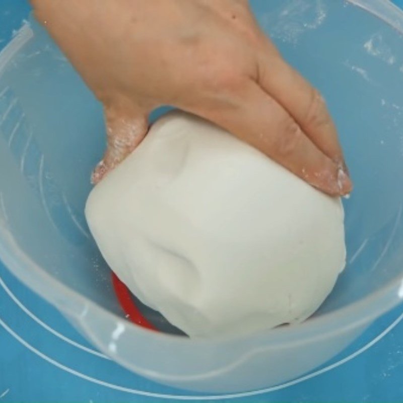 Bột nếp được nhồi dẻo mịn làm vỏ bánh rợm