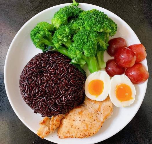 Bữa cơm gạo lứt đen giảm cân đầy dinh dưỡng