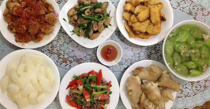 Bữa cơm gia đình với cá rô phi chiên, móng giò luộc, thịt bò xào