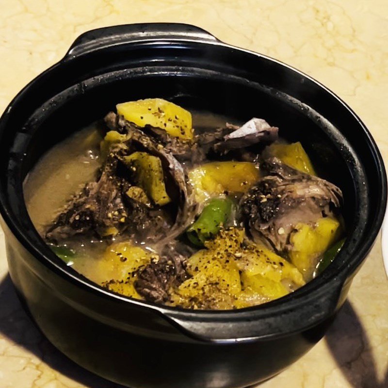 bữa cơm gia đình với món cá ngừ kho thơm