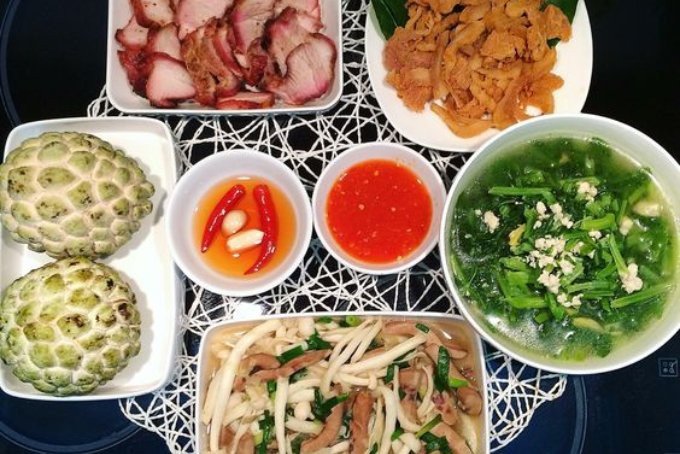 Bữa cơm ngon với thịt nướng xá xíu, nem thính tai