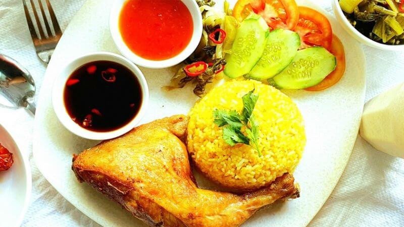 Bữa trưa với cơm gà thơm ngon, thời điểm lý tưởng để nạp năng lượng mà không lo lắng về cơm gà bao nhiêu calo