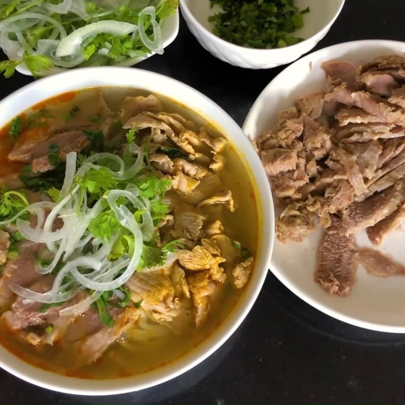 Bún bò tái nóng hổi, đầy đủ rau thơm và gia vị
