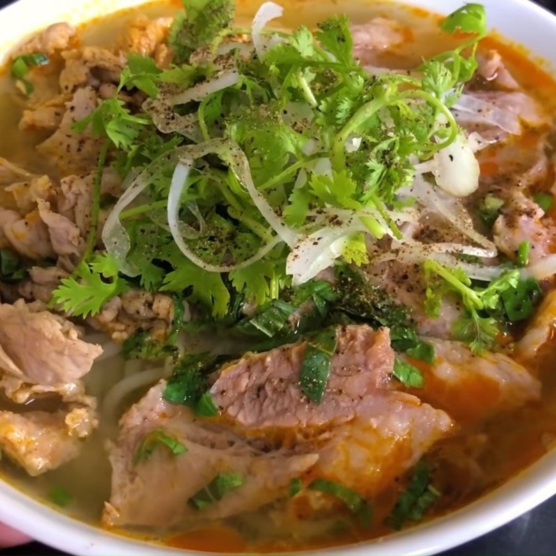 Bún bò tái thơm ngon hấp dẫn