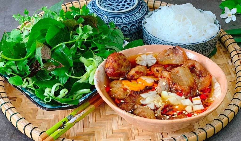 Bún chả Hà Nội hoàn chỉnh với thịt nướng, bún, rau và nước chấm