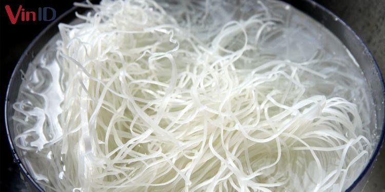 Bún gạo dai ngon không bị nát nhờ bí quyết ngâm đúng cách