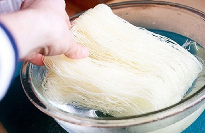 Bún gạo đang ngâm nước nguội để chuẩn bị xào bún chay thập cẩm