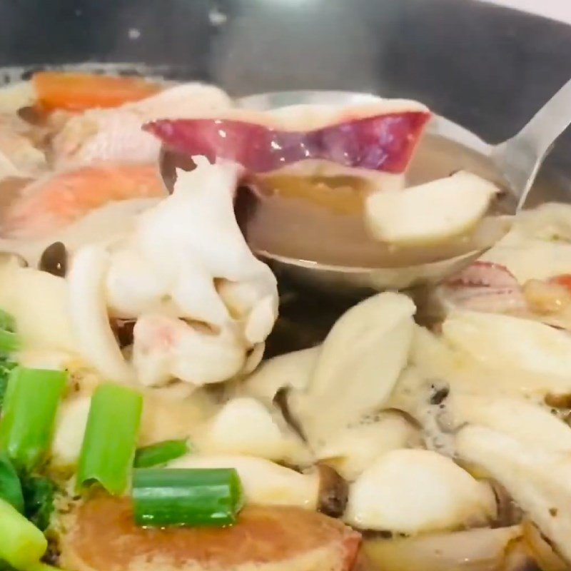 Bún hải sản Saigonese Baguette hấp dẫn với nước dùng đậm đà