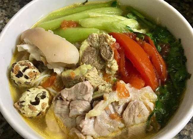 Bún mọc chân giò với rau thơm và gia vị