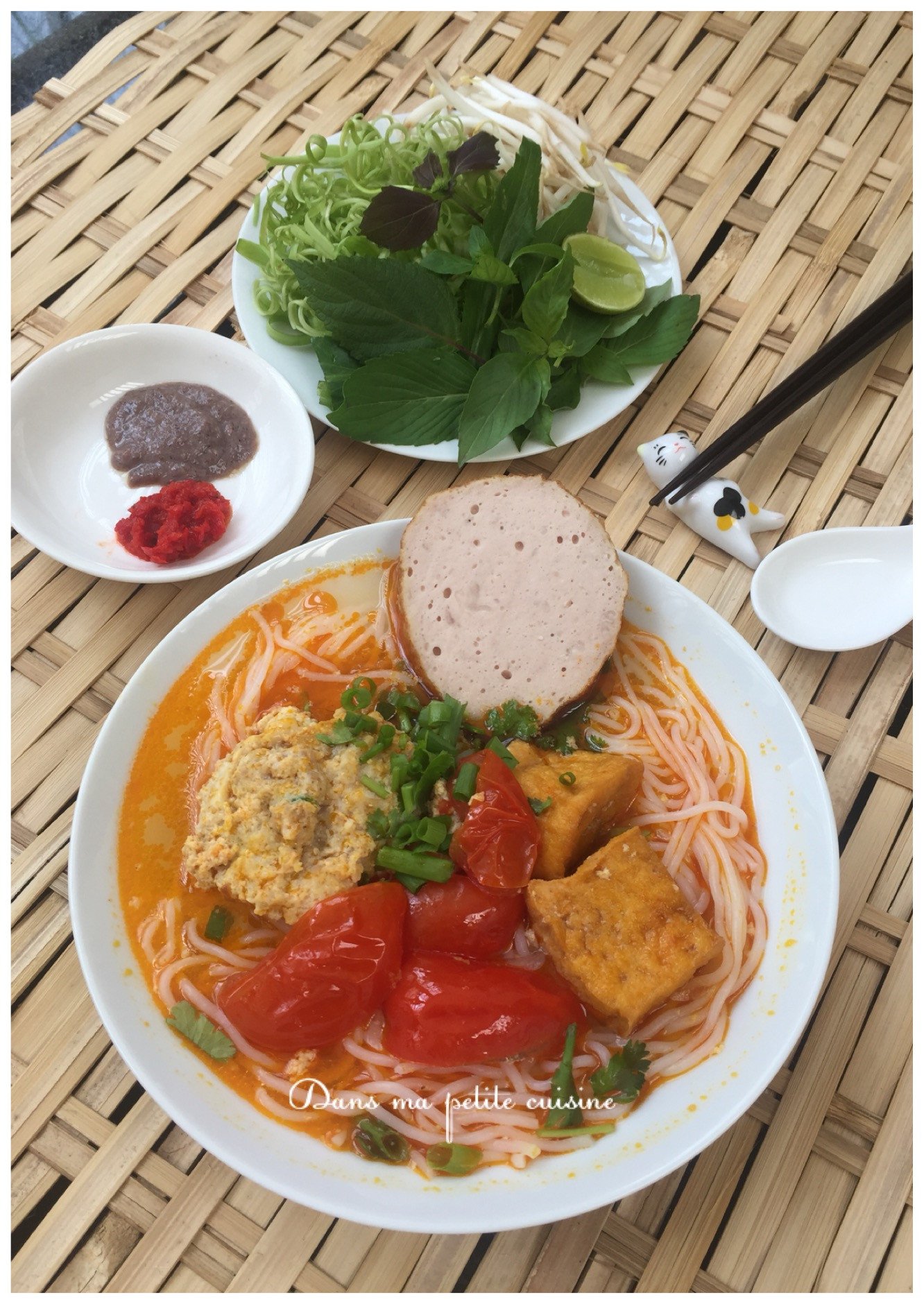 Bún riêu tôm thịt thơm ngon với đầy đủ topping và rau sống