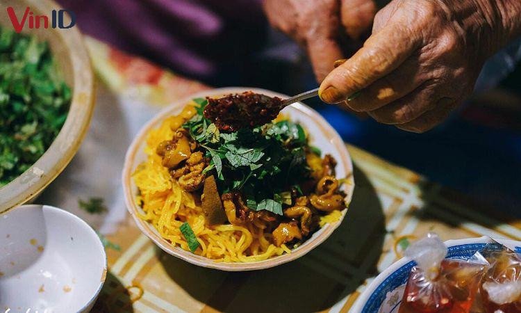 Bún xào nghệ, lòng gà xứ Huế mang hương vị đặc trưng