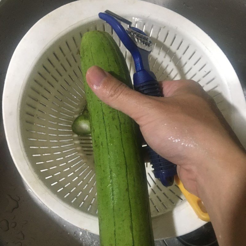 Bước 1 Sơ chế nguyên liệu mướp xào giá đỗ