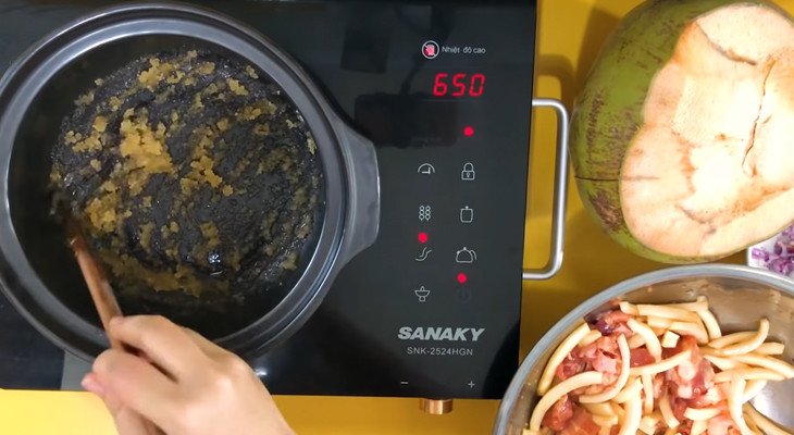 Bước làm đường thắng màu cánh gián cho món thịt kho dừa